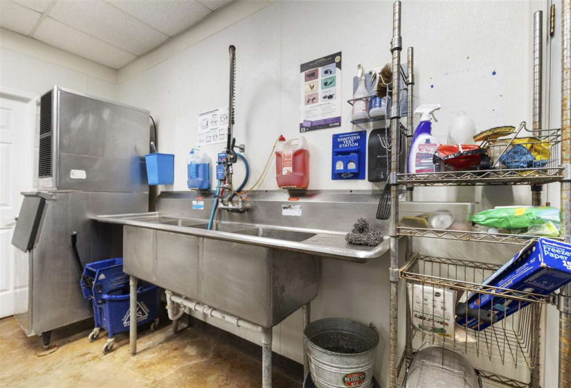 11 BathroomsBathrooms,Commercial/industrial,Commercial,COUNTY ROAD 120,1,130832