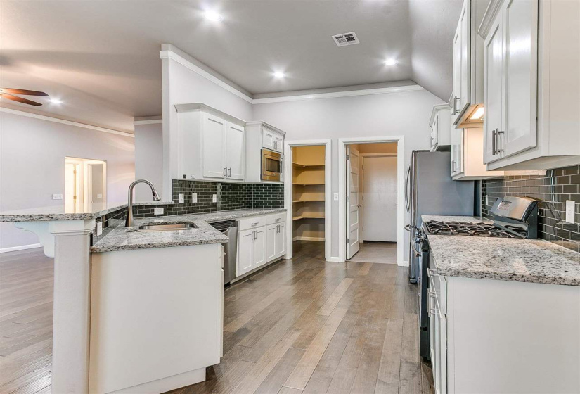 3 Bedrooms Bedrooms, ,2 BathroomsBathrooms,Residential,Single Family,Santa Monica,1.5,130934