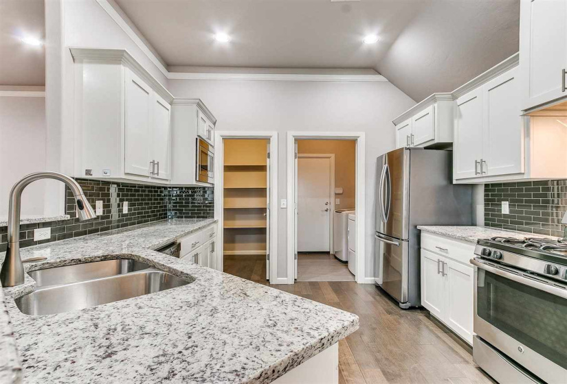3 Bedrooms Bedrooms, ,2 BathroomsBathrooms,Residential,Single Family,Santa Monica,1.5,130934