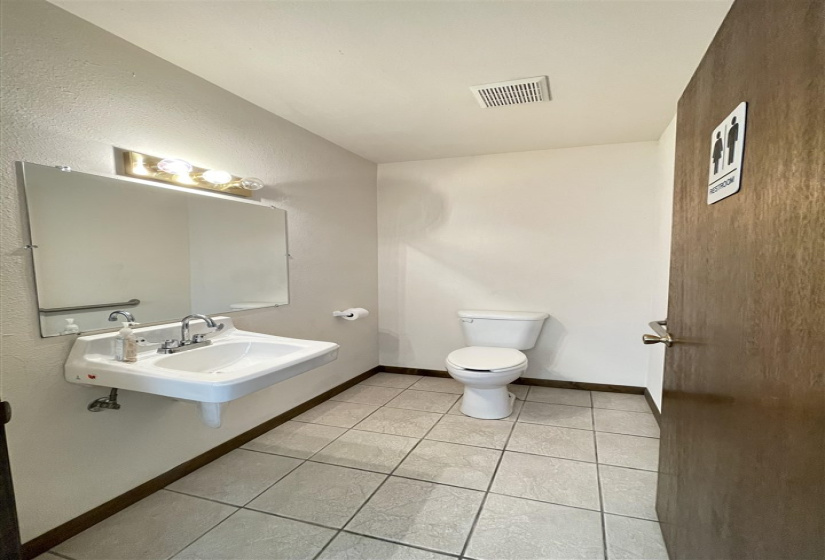 6 BathroomsBathrooms,Commercial/industrial,Commercial,Highland,1,131020