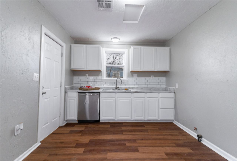 3 Bedrooms Bedrooms, ,2 BathroomsBathrooms,Residential,Single Family,11th,1,131197