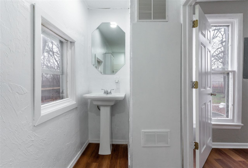3 Bedrooms Bedrooms, ,2 BathroomsBathrooms,Residential,Single Family,11th,1,131197