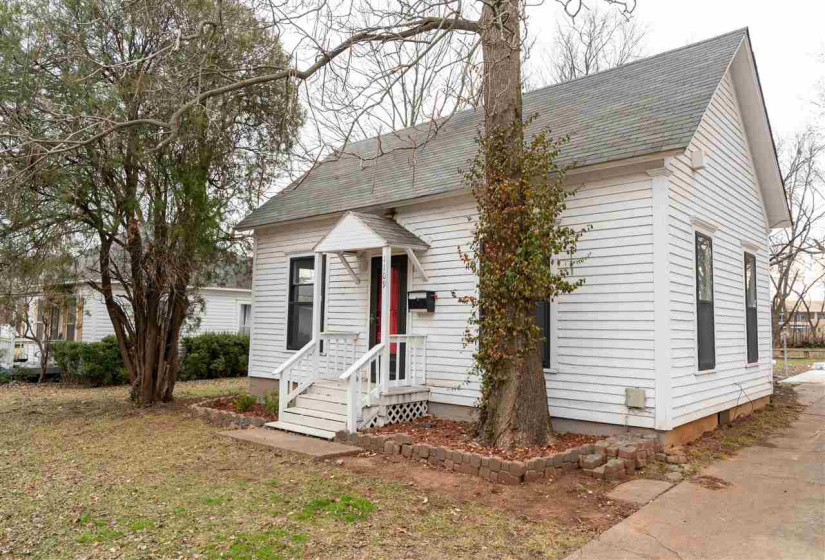 3 Bedrooms Bedrooms, ,2 BathroomsBathrooms,Residential,Single Family,11th,1,131197