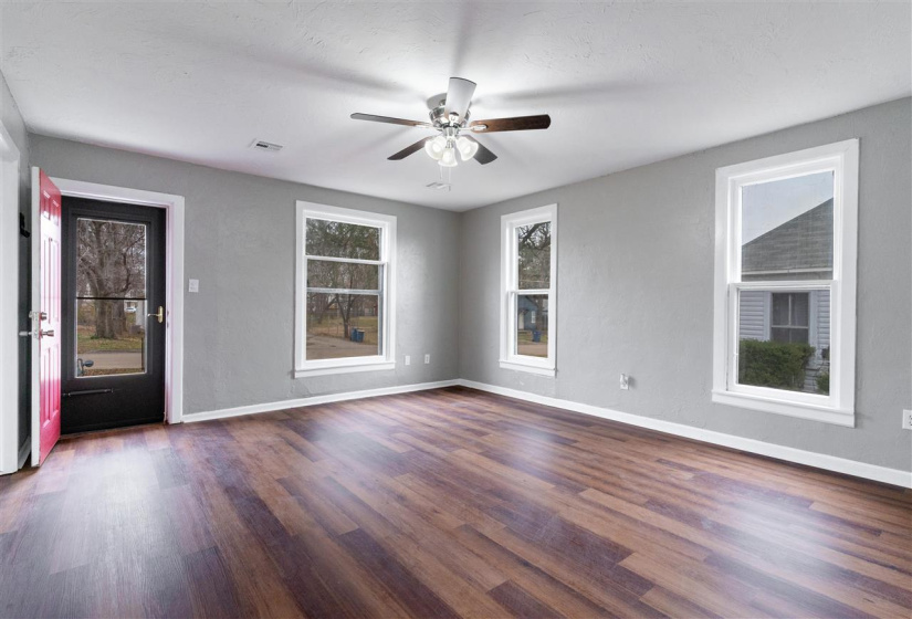 3 Bedrooms Bedrooms, ,2 BathroomsBathrooms,Residential,Single Family,11th,1,131197