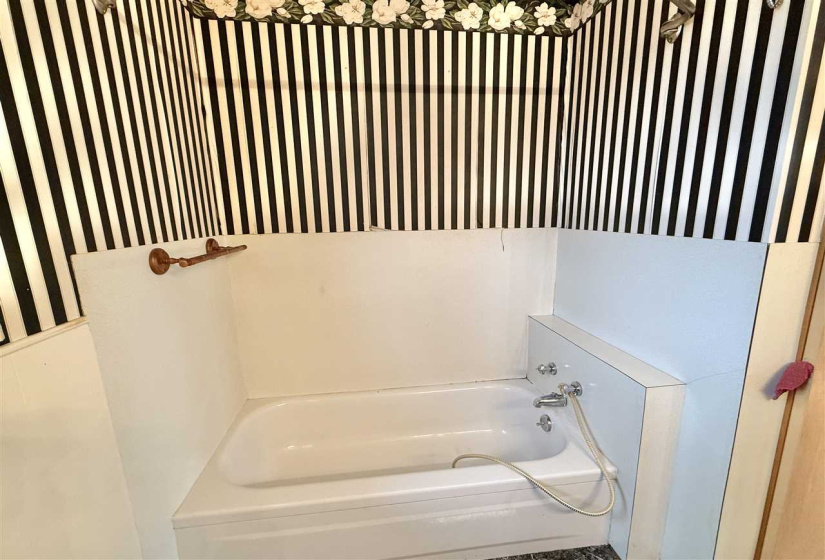 4 Bedrooms Bedrooms, ,2 BathroomsBathrooms,Residential,Single Family,Highland,1,131220
