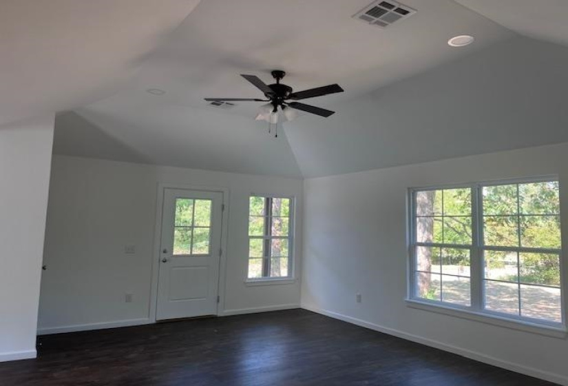 3 Bedrooms Bedrooms, ,2 BathroomsBathrooms,Residential,Single Family,Central,1,131460