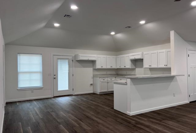 2 Bedrooms Bedrooms, ,1 BathroomBathrooms,Residential,Single Family,Central,1,131461
