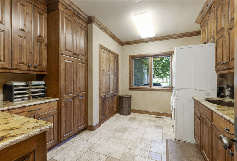 6 Bedrooms Bedrooms, ,6 BathroomsBathrooms,Residential,Single Family,Sangre,1.5,131472