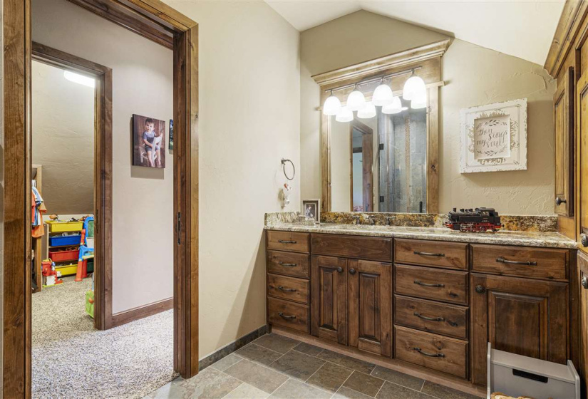 6 Bedrooms Bedrooms, ,6 BathroomsBathrooms,Residential,Single Family,Sangre,1.5,131472