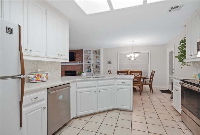 4 Bedrooms Bedrooms, ,2 BathroomsBathrooms,Residential,Single Family,Oxford Dr,1,131608