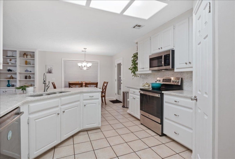 4 Bedrooms Bedrooms, ,2 BathroomsBathrooms,Residential,Single Family,Oxford Dr,1,131608