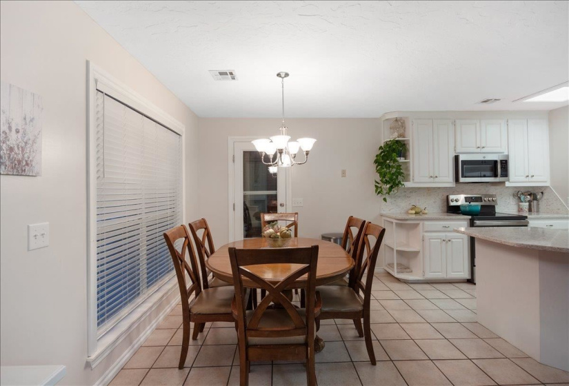 4 Bedrooms Bedrooms, ,2 BathroomsBathrooms,Residential,Single Family,Oxford Dr,1,131608