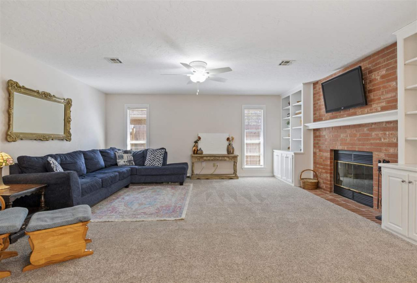 4 Bedrooms Bedrooms, ,2 BathroomsBathrooms,Residential,Single Family,Oxford Dr,1,131608