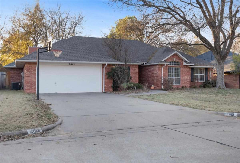 4 Bedrooms Bedrooms, ,2 BathroomsBathrooms,Residential,Single Family,Oxford Dr,1,131608