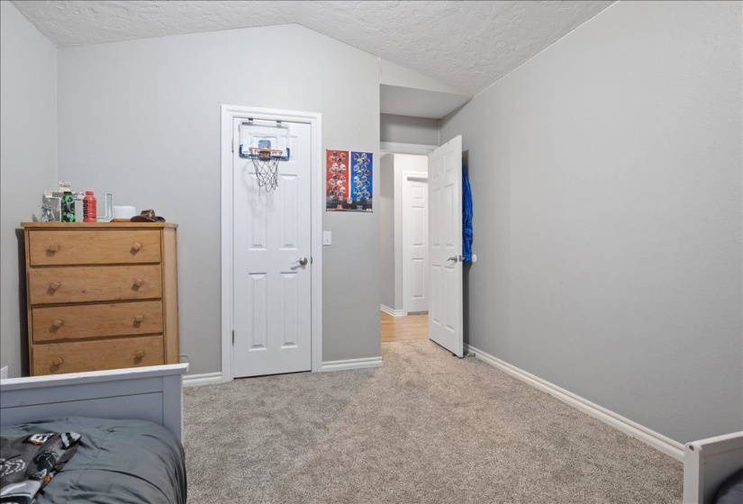 4 Bedrooms Bedrooms, ,2 BathroomsBathrooms,Residential,Single Family,Oxford Dr,1,131608