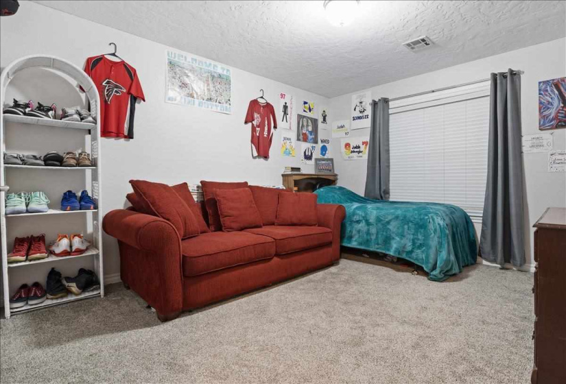 4 Bedrooms Bedrooms, ,2 BathroomsBathrooms,Residential,Single Family,Oxford Dr,1,131608