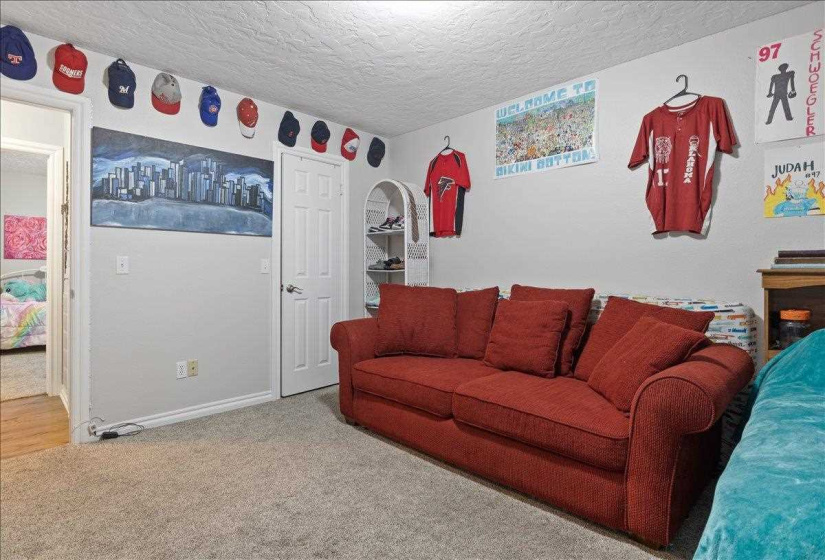 4 Bedrooms Bedrooms, ,2 BathroomsBathrooms,Residential,Single Family,Oxford Dr,1,131608