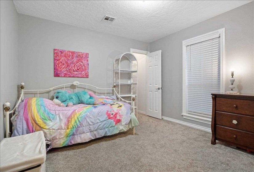 4 Bedrooms Bedrooms, ,2 BathroomsBathrooms,Residential,Single Family,Oxford Dr,1,131608