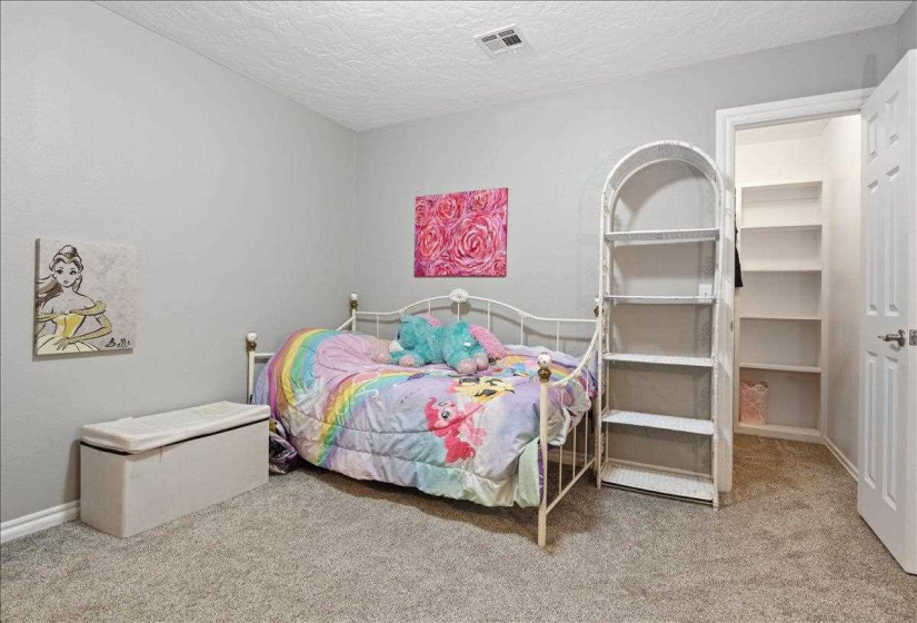 4 Bedrooms Bedrooms, ,2 BathroomsBathrooms,Residential,Single Family,Oxford Dr,1,131608