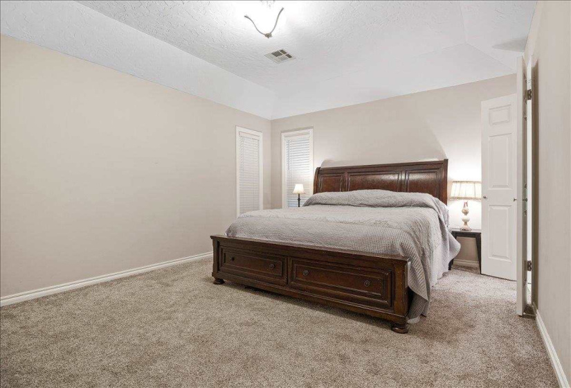 4 Bedrooms Bedrooms, ,2 BathroomsBathrooms,Residential,Single Family,Oxford Dr,1,131608