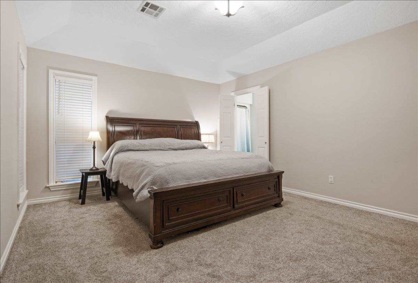 4 Bedrooms Bedrooms, ,2 BathroomsBathrooms,Residential,Single Family,Oxford Dr,1,131608