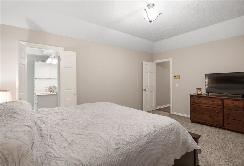 4 Bedrooms Bedrooms, ,2 BathroomsBathrooms,Residential,Single Family,Oxford Dr,1,131608