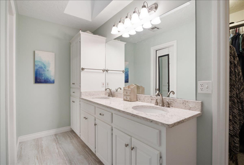4 Bedrooms Bedrooms, ,2 BathroomsBathrooms,Residential,Single Family,Oxford Dr,1,131608