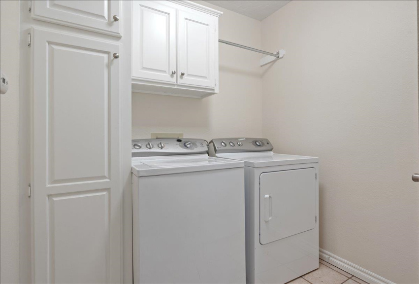 4 Bedrooms Bedrooms, ,2 BathroomsBathrooms,Residential,Single Family,Oxford Dr,1,131608