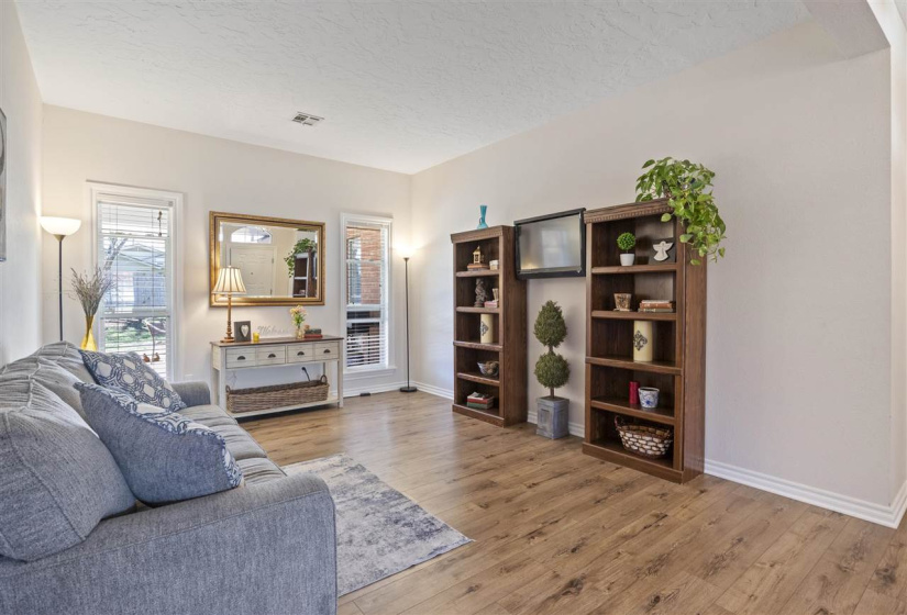 4 Bedrooms Bedrooms, ,2 BathroomsBathrooms,Residential,Single Family,Oxford Dr,1,131608