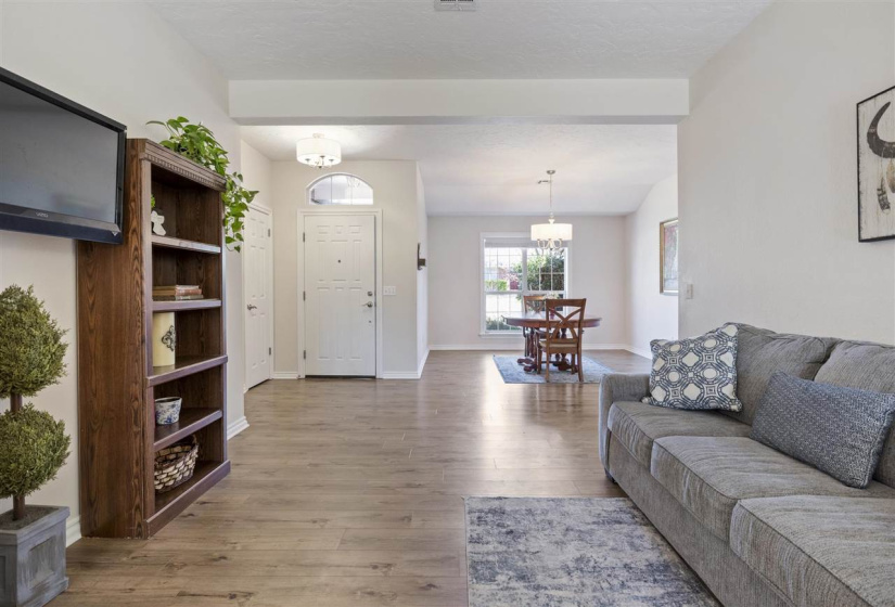4 Bedrooms Bedrooms, ,2 BathroomsBathrooms,Residential,Single Family,Oxford Dr,1,131608