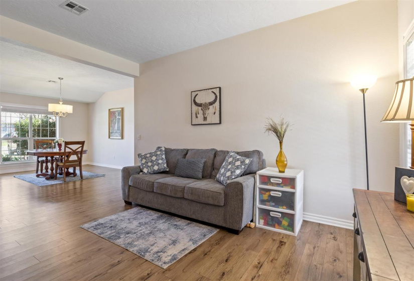 4 Bedrooms Bedrooms, ,2 BathroomsBathrooms,Residential,Single Family,Oxford Dr,1,131608