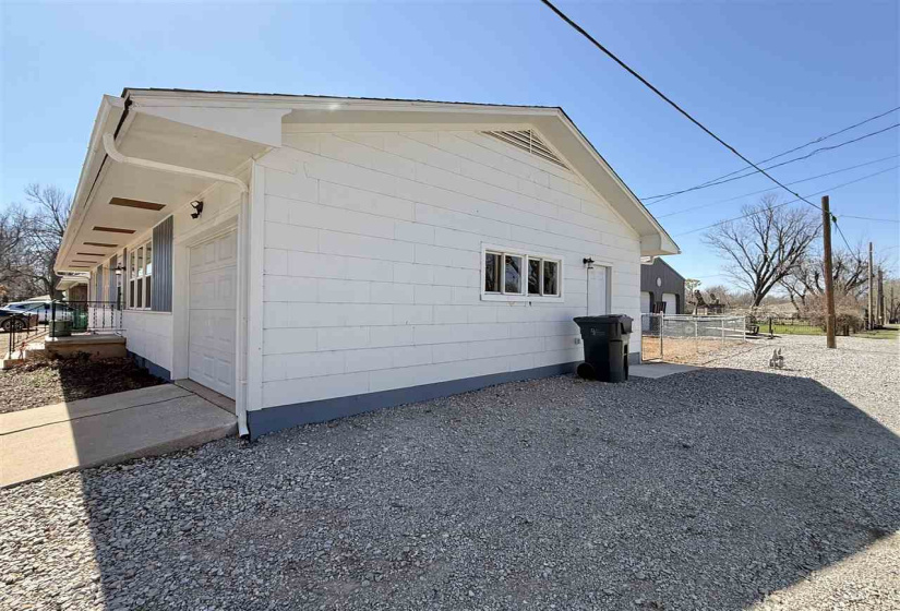 3 Bedrooms Bedrooms, ,1 BathroomBathrooms,Residential,Single Family,8th,1,131626