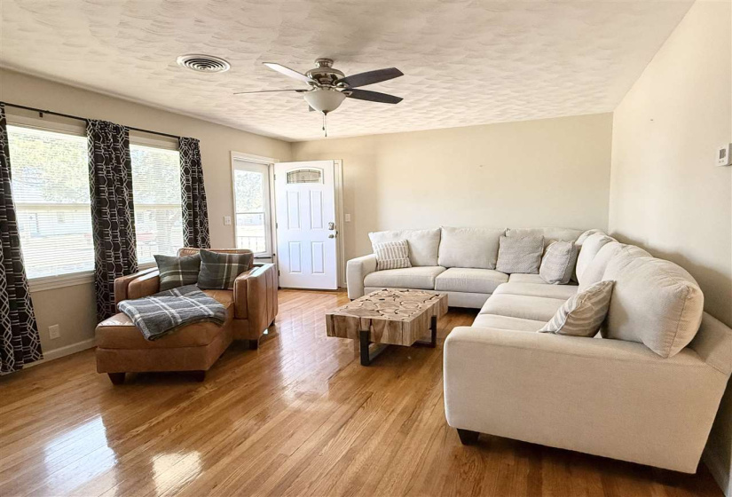 3 Bedrooms Bedrooms, ,1 BathroomBathrooms,Residential,Single Family,8th,1,131626