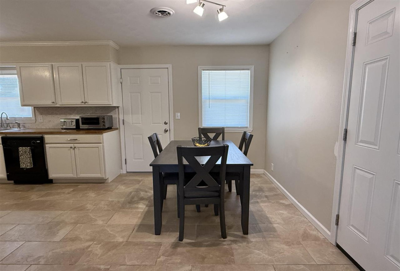 3 Bedrooms Bedrooms, ,1 BathroomBathrooms,Residential,Single Family,8th,1,131626