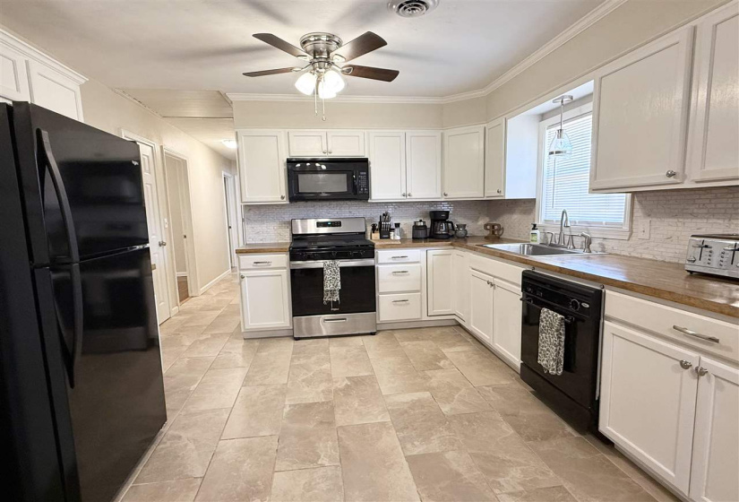 3 Bedrooms Bedrooms, ,1 BathroomBathrooms,Residential,Single Family,8th,1,131626