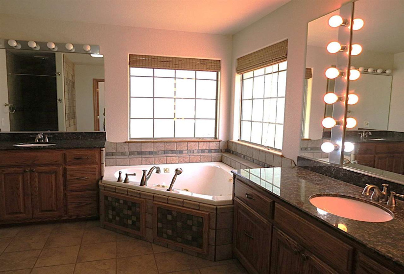 4 Bedrooms Bedrooms, ,2 BathroomsBathrooms,Residential,Single Family,White Oak,1,131643