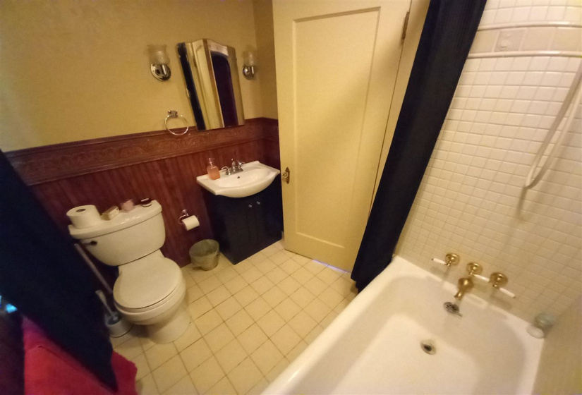 5 Bedrooms Bedrooms, ,5 BathroomsBathrooms,Residential,Single Family,Burford,1.5,131710