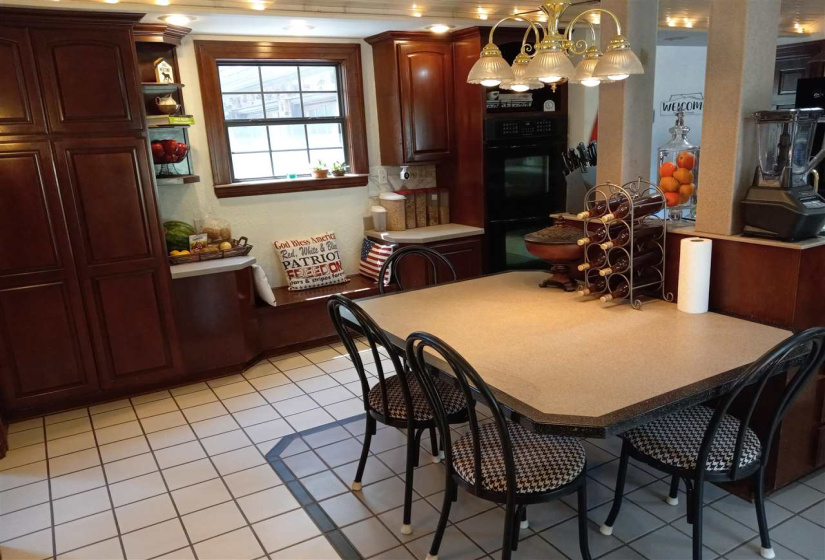 5 Bedrooms Bedrooms, ,5 BathroomsBathrooms,Residential,Single Family,Burford,1.5,131710