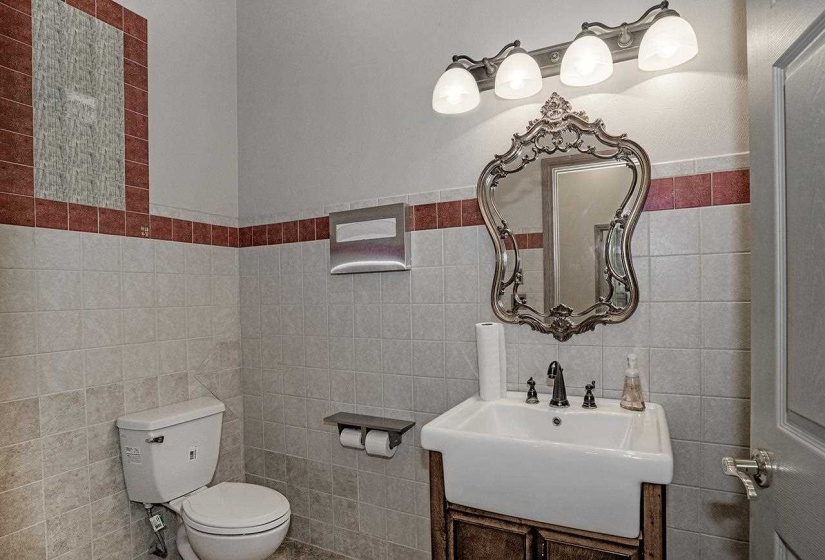 6 BathroomsBathrooms,Commercial/industrial,Commercial,Lakeview,2,131724