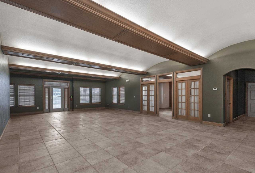 6 BathroomsBathrooms,Commercial/industrial,Commercial,Lakeview,2,131724