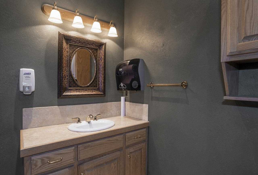 6 BathroomsBathrooms,Commercial/industrial,Commercial,Lakeview,2,131724
