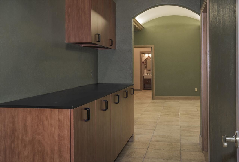 6 BathroomsBathrooms,Commercial/industrial,Commercial,Lakeview,2,131724