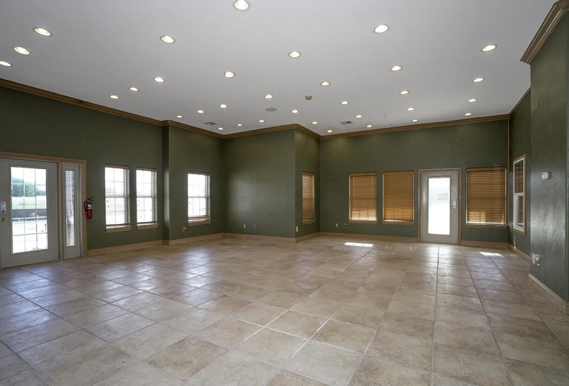 6 BathroomsBathrooms,Commercial/industrial,Commercial,Lakeview,2,131724