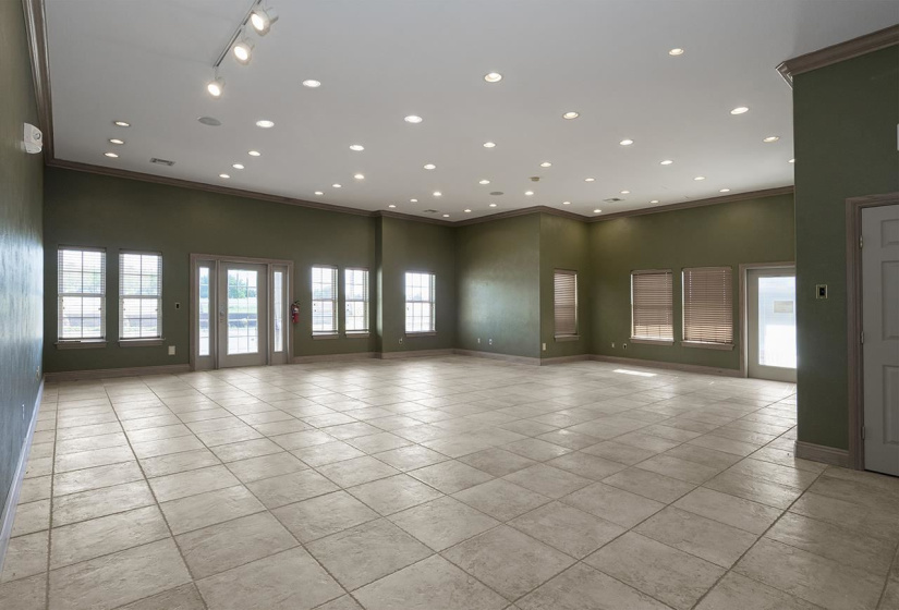 6 BathroomsBathrooms,Commercial/industrial,Commercial,Lakeview,2,131724