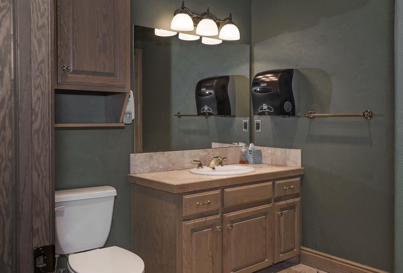 6 BathroomsBathrooms,Commercial/industrial,Commercial,Lakeview,2,131724