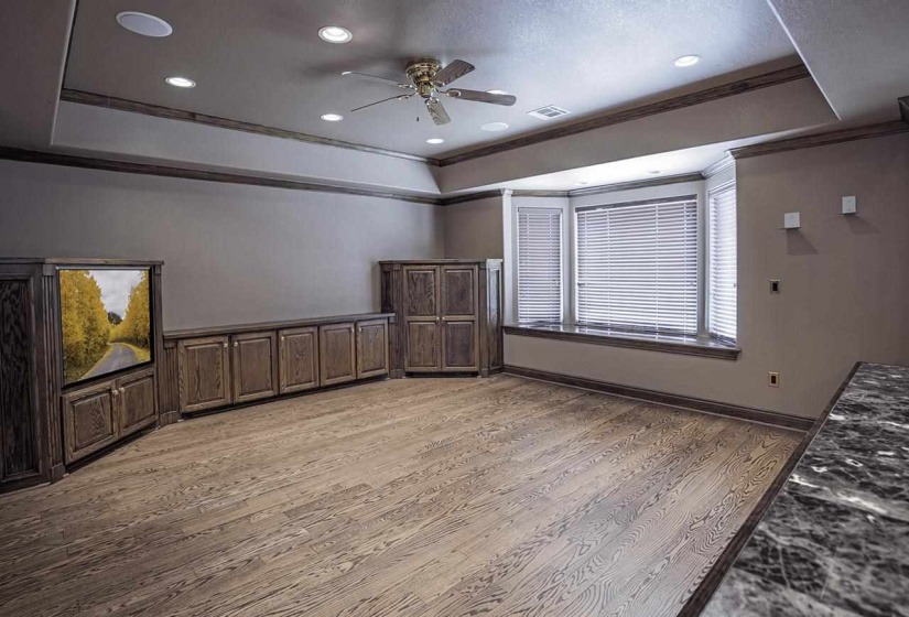 6 BathroomsBathrooms,Commercial/industrial,Commercial,Lakeview,2,131724