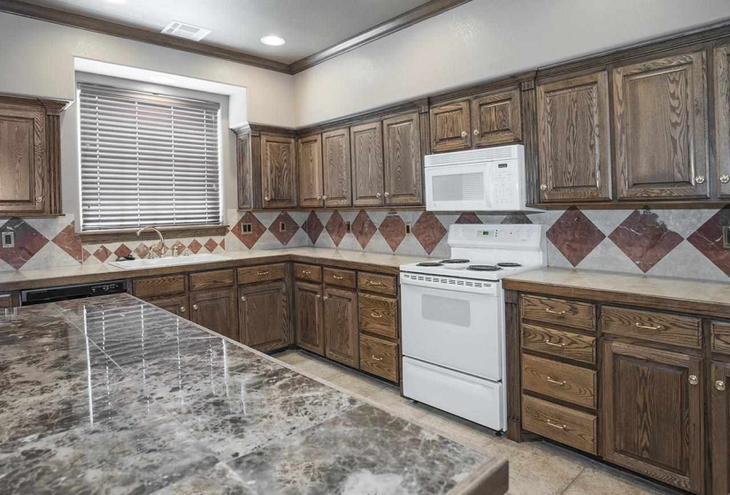 6 BathroomsBathrooms,Commercial/industrial,Commercial,Lakeview,2,131724