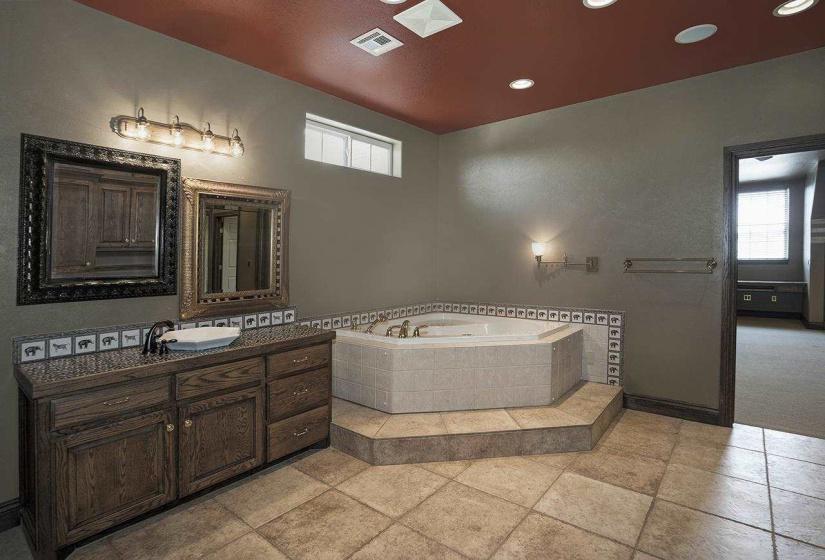 6 BathroomsBathrooms,Commercial/industrial,Commercial,Lakeview,2,131724
