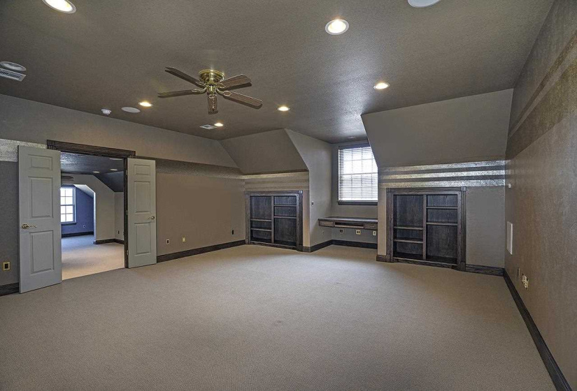 6 BathroomsBathrooms,Commercial/industrial,Commercial,Lakeview,2,131724