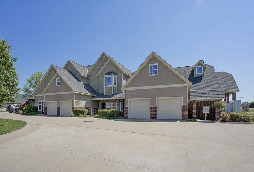 6 BathroomsBathrooms,Commercial/industrial,Commercial,Lakeview,2,131724